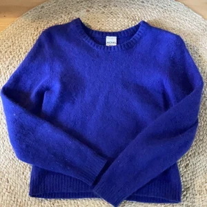 Ull tröja från Monki strl XS - Bra skick aldrig andvänd, den kan se lite blå ut men den är lila💜
