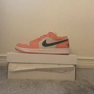 Air Jordan 1 Low - Säljer mina helt par nya Jordan 1 som jag köpte på Zalando i Maj. Säljer pågrund av att de var fel storlek för mig, men de är jätte snygga. Jag har aldrig använt dem, men jag har provat dem. Dem är såklart äkta, kontakta om du är intresserad!!!