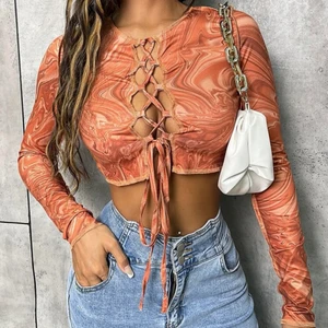 Mönstrad Marmor topp med knyte i fram från SHEIN S / 36 - En multifärgad mönstrad marmor topp med knyte i fram i en multifärgad orange färg som är oanvänd. 