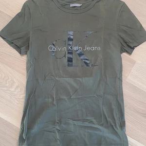 Calvin Klein t-shirt  - Väl använd, men i fint skick!  Strl M, men åt det mindre hållet.  