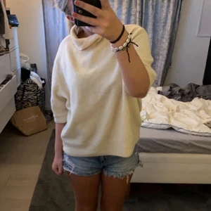 T-shirt💛 - Säljer denna jätte söta tröjan som är lite längre i armarna än en vanlig t shirt jätte snygg och gosig storlek M. Säljer för 190 plus 66 kr frakt 💝