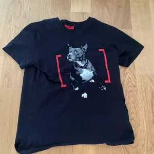 Hugo boss t-shirt stl xs  - Hugo boss t-shirt storlek xs  Svart t-shirt med hund där fram i bra skick.  Pris 100 kr  Finns att hämta i Askim 