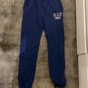 DIF mjukis byxor - Ett par blå djurgården byxor med 1891 tryck broderat, väldigt sköna och snygga nästan aldrig använt, nypris 500kr, köparen betalar frakt!