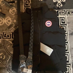Canada goose är s moncler kan passa m - Helt ny Canada goos  pris 2000 moncler 2300 lv bälte silver st 125-50 svarta är st 130-52 ett lv bälte för 400 
