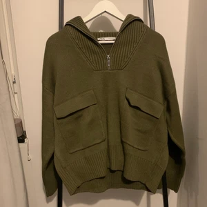 NY stickad zara tröja - Helt ny och oanvänd Zara tröja som snabbt blev slutsålda. Prislappen finns kvar. Storlek M.💛