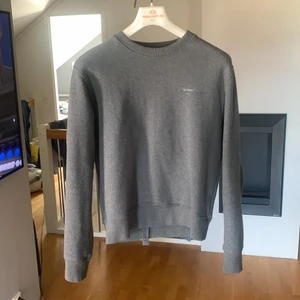 Off-white sweatshirt/tröja - En riktigt snygg och äkta off-white tröja i ett tjockt material. Köpte på instagram för ca 1 år sen för 2000. Skicket är 9.5/10, har använt den ett fåtal gånger. Tagsen fås med men är tyvärr avplockade. Priset kan diskuteras vid snabb affär!