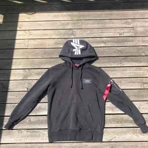 ALPHA INDUSTRIES hoodie strl S - Tja! Säljer nu min Alpha Industries hoodie eftersom den är för liten för mig. Strl S. Skicket är 8/10. Köpte den för 1500 kr. Använt den i ungefär ett år.