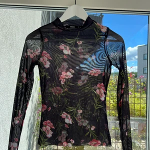 Meshtopp från Bikbok - Jättefin svart meshtopp med blommönster, strl XS. I fint skick.