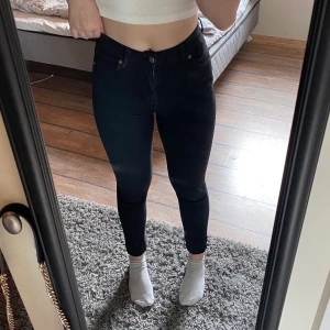 Dr Denim Jeans, S - Fina svarta jeans sån Dr Denim i storlek S, väldigt fin passform och är i bra skick 