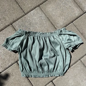 Mintgrön crop top - Jättesöt mintgrön topp från HM. Stl. S. I fint skick.