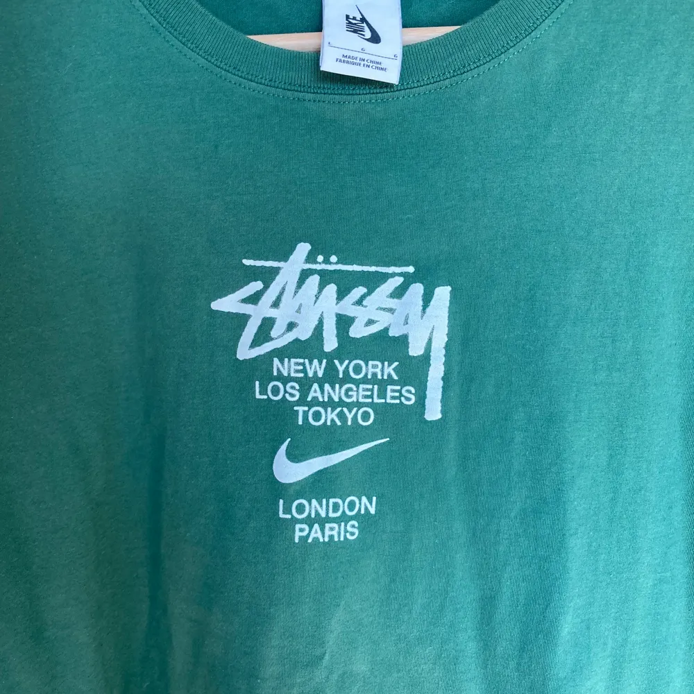 Grön T-Shirt från Nike X Stussy samarbete. Bra skick inte använd mycket, storlek L men skulle säga att de har en mindre passform så denna sitter ungefär som en M. Svåra att få tag på! Säljs på StockX för över 150$ :) säljer då jag har en likadan vit. . T-shirts.
