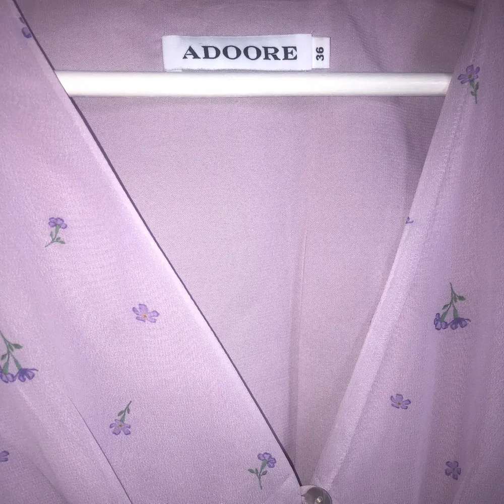 Säljer denna underbara klänning från Adoore i storlek 36. Enbart använd en gång så i toppenskick. Just denna färgen säljs inte längre så passa på 😍 Frakt tillkommer 🌸🌸 . Klänningar.