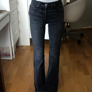 Gråa jeans från Levis🫶🏼 Jag är 163 cm lång och det når ner till marken på mig. Hör av er vid frågor