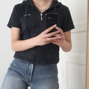 Esprit svart kortärmad zip-hoodie - Söt och cool bekväm svart croppad hoodie! Man kan ha den öppen också över en tubtopp ex! Kortärmad från Esprit, brukar ha strl S så på mig ser det ut som på bilderna, men man kan ju ha den tajtare eller lösare om man vill :) 
