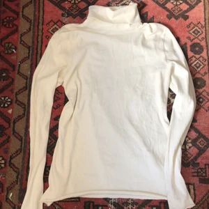 Vit polo - Vit polotröja, bra skick bara lite missfärgningar(smutsig?)❣️ Storlek L men sitter bra på mig som har S