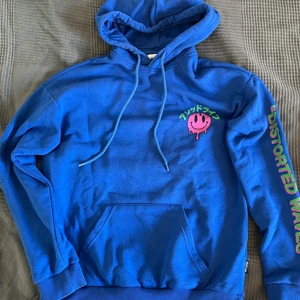 Blå hoodie med tryck - En blå hoodie med coolt tryck i märket yourturn. Osäker på storlek men skulle gissa xs, passar på mig som brukar ha xs/s i kläder. Köpare står för frakt ✨