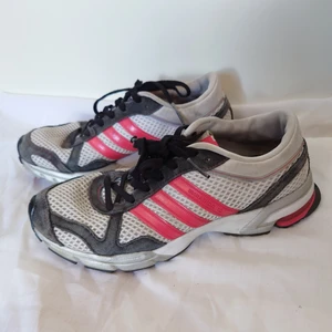 Adidas sneakers - Adidas-sneakers i fint använt skick🌻