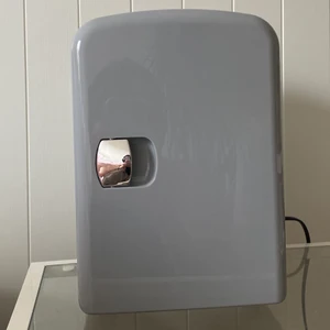 Minikyl - Säljer min minikyl/värmare i utmärkt skick! Fungerar perfekt för lite snacks eller hudvård⭐️💙☁️ Hör av er vid frågor! Kan mötas i Göteborg, annars står köparen för frakten🥳