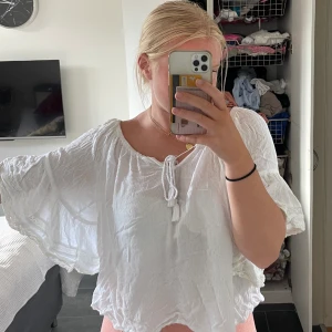 Blus - Fin vit blus, använd en del men fortfarande i bra skick☺️ storlek S❣️liten defekt:snöret man knyter med