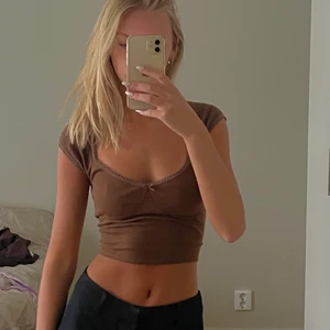 Urban outfitters - Brun söt topp med lite spets detaljer, från Urban outfitters💗 jättefin men passar inte min stil! Köpte för 300kr 