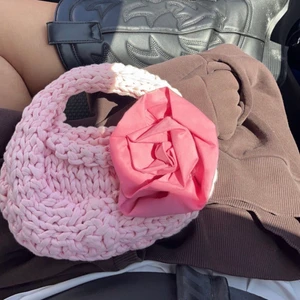 @Kerastudios - Sticka väska  - Liten väska, stickad av återvunnet tyg. Finns bara 1 av denna 🥰  följ @kerastudios för fler släpp