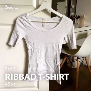 ribbad t-shirt - Från h&m, måttligt använd 