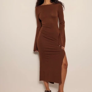 Klänning öppen rygg - Världens finaste klänning från NA-KD med öppen rygg. Använd 1 gång. Maxiklänning på mig som är 167 cm och runt, fint stickad. Köparen står för frakt ❤️ Slutsåld på hemsidan! Köpt för 599 kr