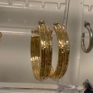 gulda hoop örhängen  - köpta på glitter! FRAKT KOSTAR 10KR 🫶