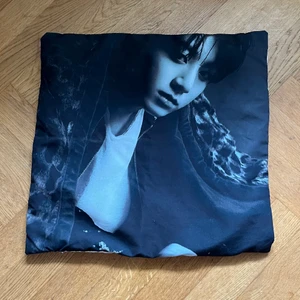 Kuddfodral  - Kuddfodral med Jungkook på, 40cm