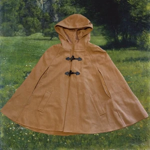 brun cape - fin brun cape helt oanvänd från bikbok. står att den är i storlek XS/S men passar jättebra på mig som är M. tänkte använda den för socially acceptable mysterious elf cosplay men behöver den inte längre!!