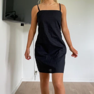 Svart klänning  - Klänning från h&m, jag är 155cm🤍köparen står för frakten på 66kr🤍