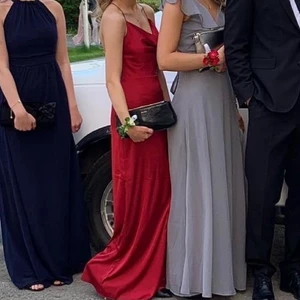 Balklänning - Säljer min älskade balklänning från Nelly.com, skräddarsydd för att passa mig som är en S och 168cm lång. Nypris ca 300kr + skräddarsydd för 800kr. 