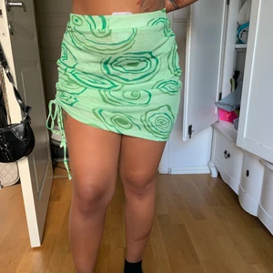 Kjol grön - Grön söt kjol som man schruncha upp eller ha den lång💚