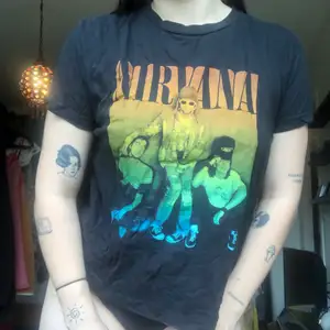 Svart t-shirt med Nirvana-tryck i coola färger, står storlek XL men är mer som en S/M