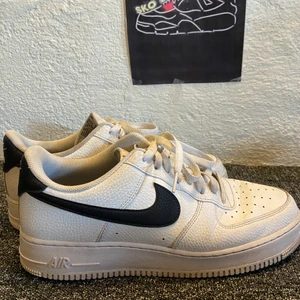 Nike Air Force 1 - Väldigt fräscha skor, ändast lite creasade annars skitnsnygga. (Storlek 46) Skriv ifall du vill ha fler bilder  Jag står för frakten📦