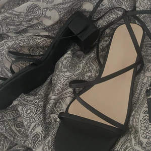 Skor  - Ett par svarta lite finare skor med en liten klack.  Aldrig använt ! 