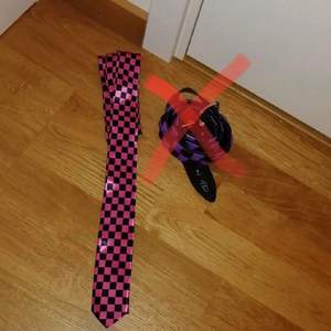 Emo slips som var köpt på Bluefox men använder ej längre. Nitbältet är sålt‼️ Köp slipsen för 125 inklunderande frakt :) 