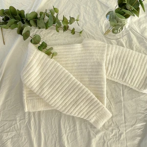 Virkad croppad tröja - Croppad tröja som jag virkat själv. Aldrig använd och därför i mycket bra skick! Den sitter mycket fint och formar kroppen på ett sofistikerat sätt💕