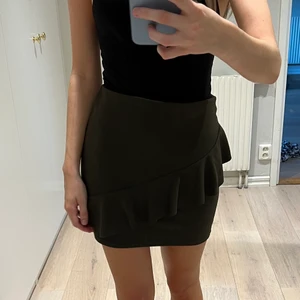 Zara kjol - En khakigrön kjol med volang på framsidan av kjolen ifrån zara i storlek Small!💚 töjbar och jättebekväm!
