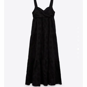 Långklänning zara - Långklänning med ”hålbroderier”, använd 1 gång. Storlek S. Slutsåld💗