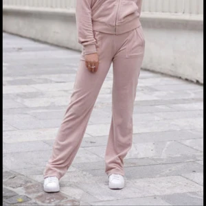 Juicy byxor  - Säljer mina juicy coture byxor i färgen shadow grey och storlek xs. Dom är i bra skick förutom att knapparna på snörerna är av som ni kan se lite på andra bilden.  Säljer pga pengar behov.💗