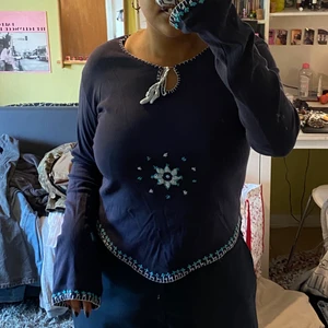 Långärmad tröja med detaljer - Jättefin tröja med vida ärmar. Mörkblå med detaljer i ljusblå. Storlek medium/large 