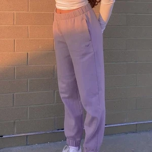 Mjukisbyxor - (Inte min bild på första!!) Jättegulliga pastell lila mjukisbyxor. Super sköna!