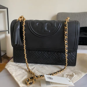 Tory Burch Väska - Säljer min fina Tory Burch väska i nyskick, endast använd 1 gång så som ny, dustbag medföljer 💓 Nypris 8265 kr, säljer pga kmr inte till användning så som jag trodde den skulle göra, och denna används tyvärr ej