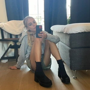 Plattåklack - Sjukt snygga plattåklackar med som en socka upptill. Extremt sköna. Från vagabond. Använda cirka 1 gång. Har för mkt skor!! Nypris ca 1400kr