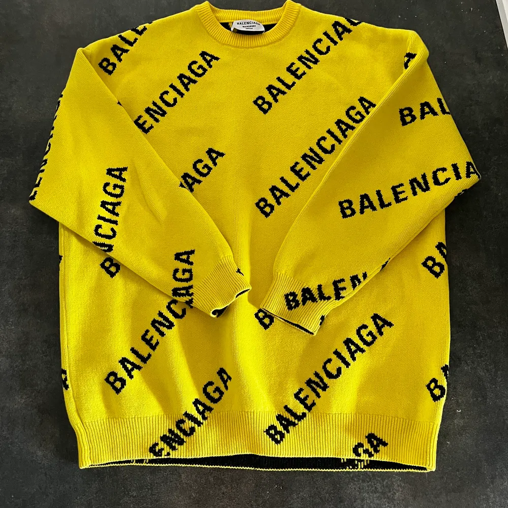 Oversize tröja i märket Balenciaga, använd 2 gånger. Jätte fin, som ny.  Inköpt Jan 2022. Stickat.