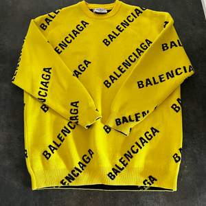 Oversize tröja i märket Balenciaga, använd 2 gånger. Jätte fin, som ny.  Inköpt Jan 2022