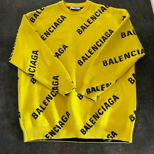Balenciaga - Oversize tröja i märket Balenciaga, använd 2 gånger. Jätte fin, som ny.  Inköpt Jan 2022