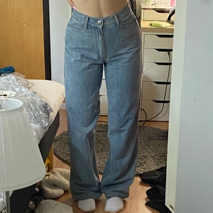 blåa Jeans  - Ett par blåa dad jeans i storlek M. Väldigt långa på mig som är 163cm, har vikt upp dom o satt i en säkerhetsnål längst ner o då passar dom perfekt. Sitter som en smäck, 5 fickor. Köpt från boohoo om jag inte minns fel.