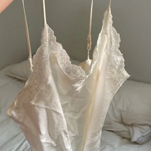 Sidenlinne - Äggvitt linne i äkta silke Vintage och varsamt använt  Sommarfint och vackert till allt  